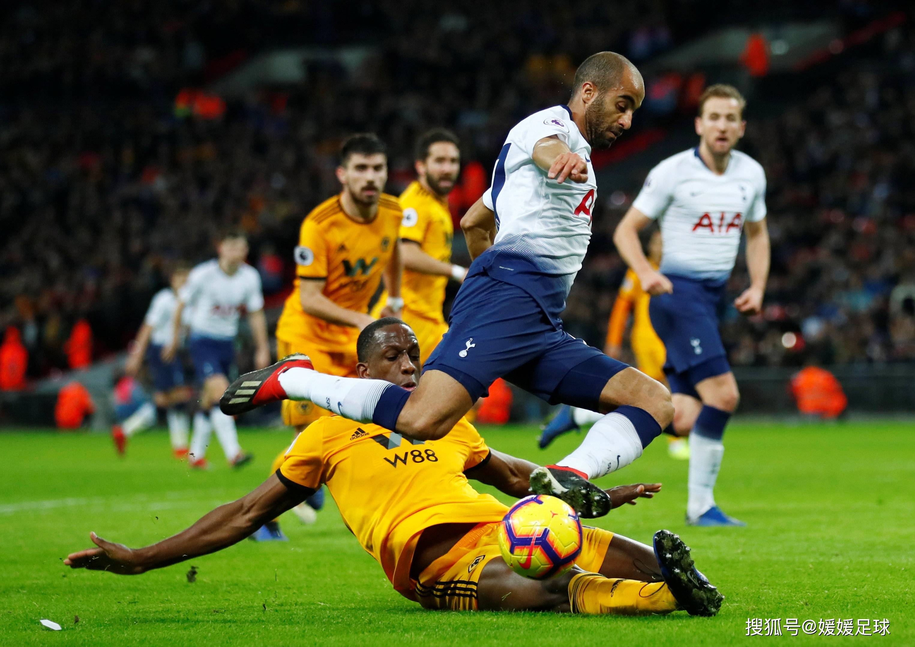 历史上的今日：足球场上的那些动人瞬间