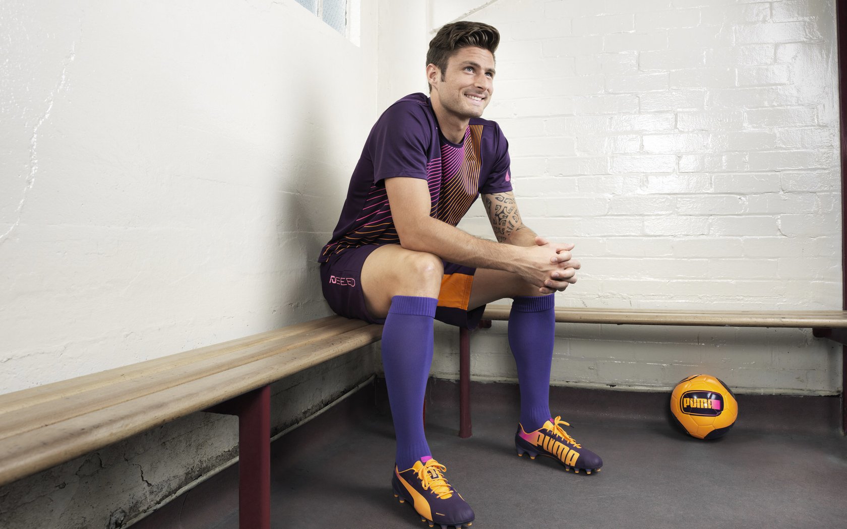 英超战术演变趋势:高压逼抢与快速反击并重,英超高位压迫